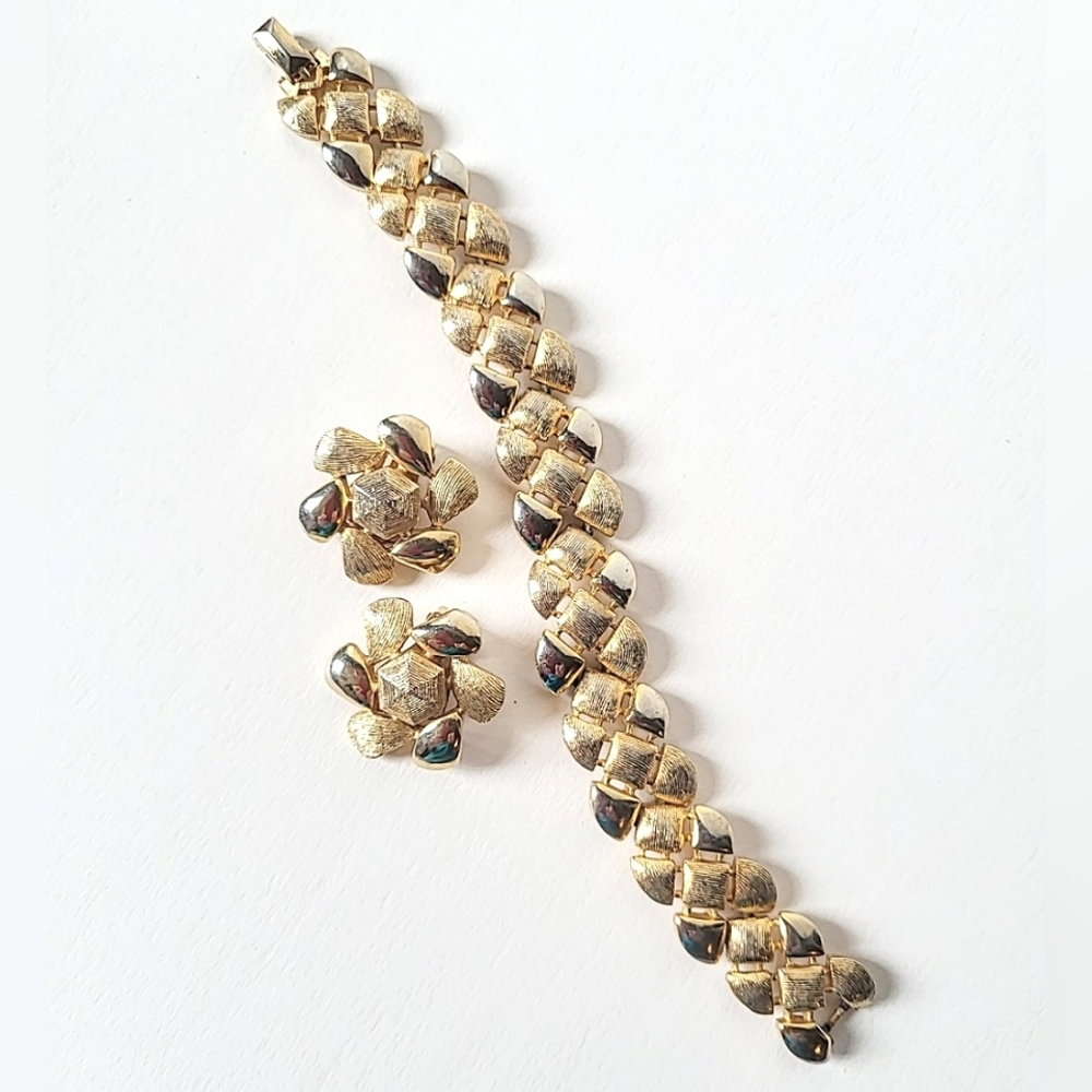 EMMONS VINTAGE BRACELET & CLIP EARRINGS SET DEMI-PARURE GOLDTONE - Picture 2 of 12